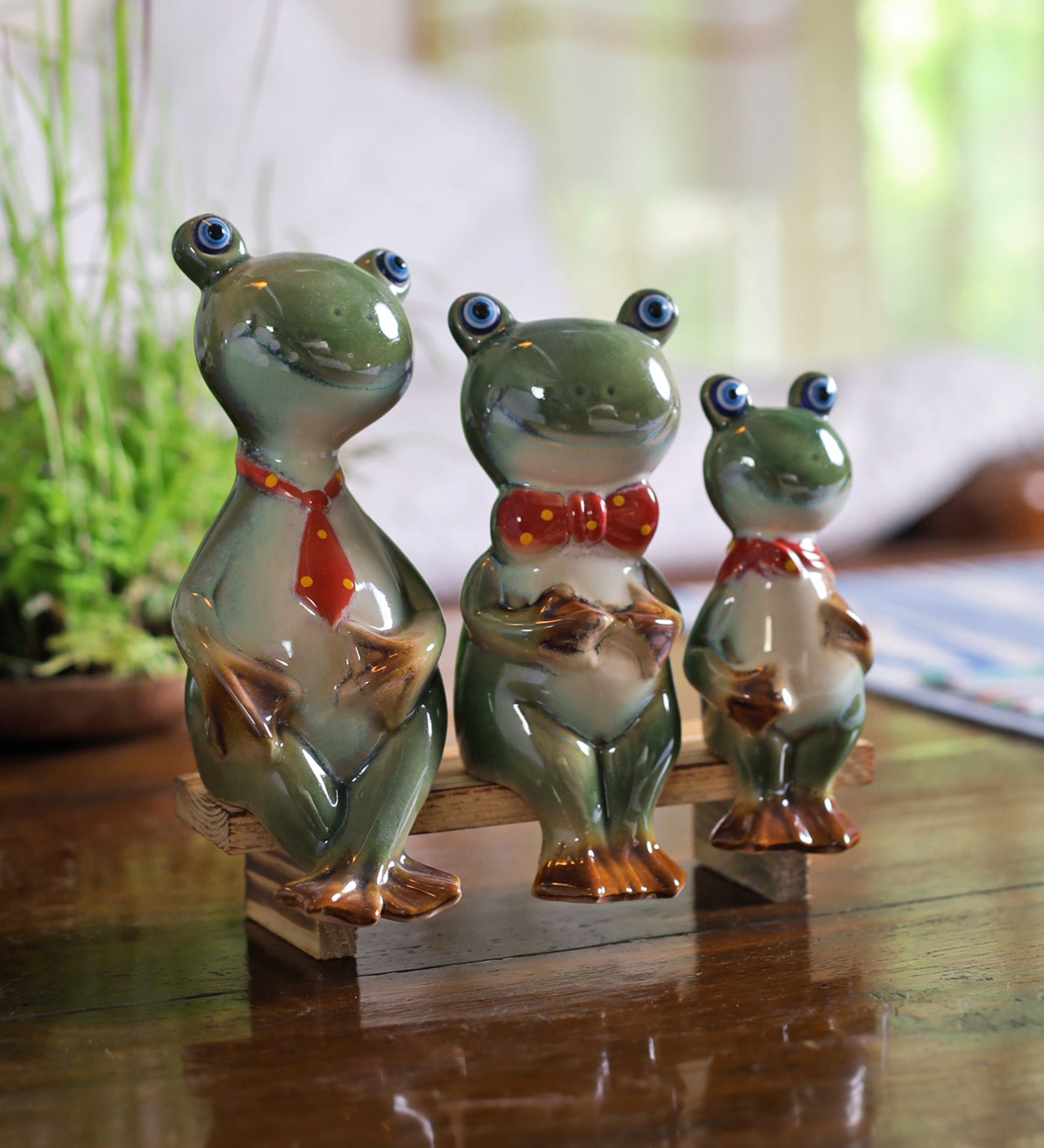 Big eyed cute sitting frog family – Gaia Pottery In