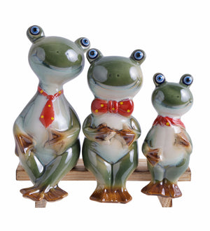Big eyed cute sitting frog family